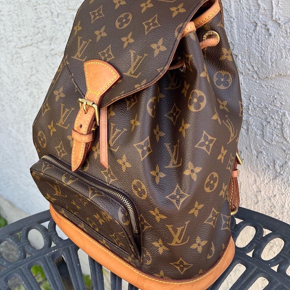 ❌SOLD❌Authentic Louis Vuitton monogram Montsouris MM backpack - Picture 4 of 16